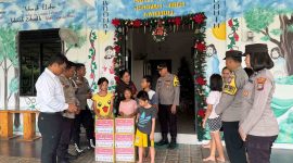 Polsek Tebing menyerahkan bantuan sembako ke panti asuhan Jahova Jireh di Jalan Jenderal Sudirman Poros. Foto: Dokumen Polsek Tebing/Istimewa