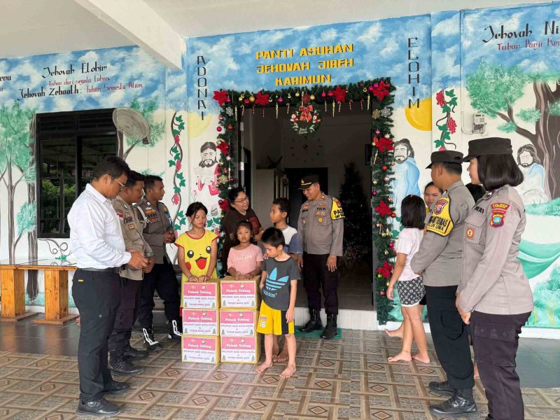 Polsek Tebing menyerahkan bantuan sembako ke panti asuhan Jahova Jireh di Jalan Jenderal Sudirman Poros. Foto: Dokumen Polsek Tebing/Istimewa