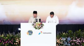 Menteri Agraria dan Tata Ruang/Kepala Badan Pertanahan Nasional (ATR/BPN), Nusron Wahid, menyerahkan Sertipikat Hak Milik (SHM) kepada Gereja Kristen Pasundan (GKP) Jemaat Kampung Tengah, Jakarta Timur. Foto: Biro Hubungan Masyarakat Kementerian Agraria dan Tata Ruang/Badan Pertanahan Nasional.