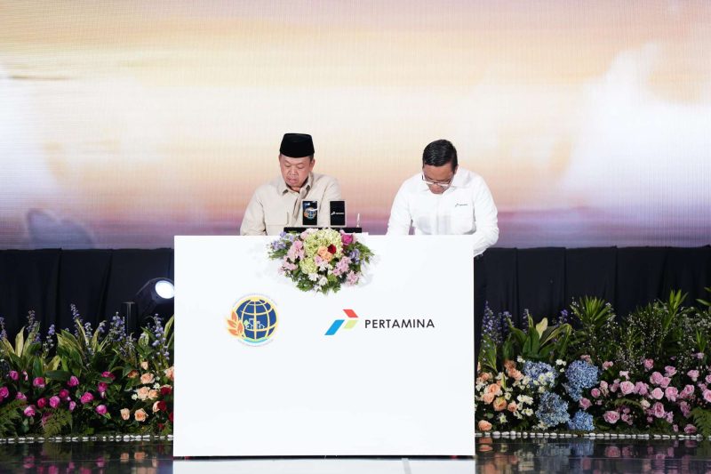 Menteri Agraria dan Tata Ruang/Kepala Badan Pertanahan Nasional (ATR/BPN), Nusron Wahid, menyerahkan Sertipikat Hak Milik (SHM) kepada Gereja Kristen Pasundan (GKP) Jemaat Kampung Tengah, Jakarta Timur. Foto: Biro Hubungan Masyarakat Kementerian Agraria dan Tata Ruang/Badan Pertanahan Nasional.