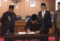 Ketua DPRD Karimun Raja Rafiza disaksikan Bupati Karimun Aunur Rafiq menandatangani berita acara pengesahan APBD 2025. Foto: istimewa