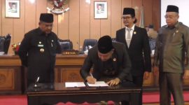 Ketua DPRD Karimun Raja Rafiza disaksikan Bupati Karimun Aunur Rafiq menandatangani berita acara pengesahan APBD 2025. Foto: istimewa