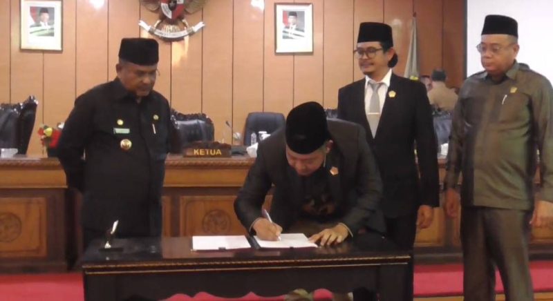 Ketua DPRD Karimun Raja Rafiza disaksikan Bupati Karimun Aunur Rafiq menandatangani berita acara pengesahan APBD 2025. Foto: istimewa