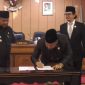Ketua DPRD Karimun Raja Rafiza disaksikan Bupati Karimun Aunur Rafiq menandatangani berita acara pengesahan APBD 2025. Foto: istimewa