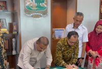 Bupati Karimun menandatangani Nota Kerjasama bersama Unand. Foto: Prokopim