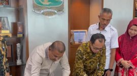 Bupati Karimun menandatangani Nota Kerjasama bersama Unand. Foto: Prokopim