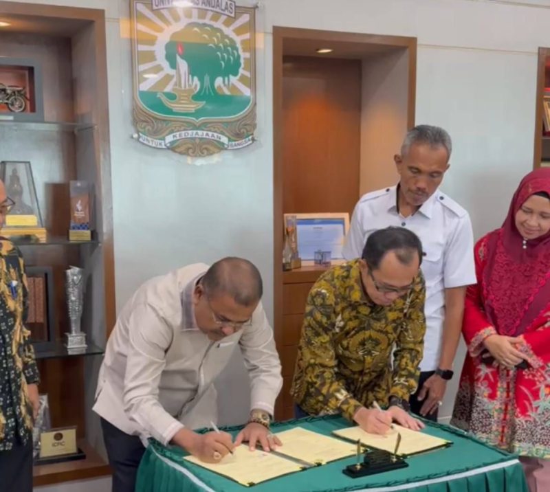 Bupati Karimun menandatangani Nota Kerjasama bersama Unand. Foto: Prokopim