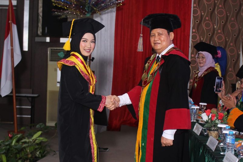 Prosesi Wisuda Universitas Karimun di Gedung Nilam Sari, Komplek Perkantoran Pemkab Karimun. Foto: Istimewa