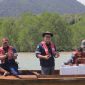 Karyawan PT Timah menebar bibit kepiting bakau sebagai bentuk kepedulian dalam menjaga populasi kepiting di Perairan daerah operasionalnya. Foto: Humas PT Timah.