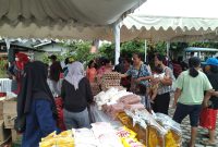 Warga Antusias berbelanja di pasar murah digelar Dinas Perdagangan, UKM dan ESDM Karimun. Foto: istimewa