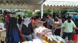 Warga Antusias berbelanja di pasar murah digelar Dinas Perdagangan, UKM dan ESDM Karimun. Foto: istimewa