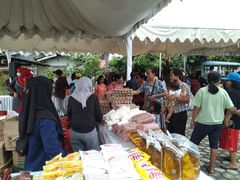 Warga Antusias berbelanja di pasar murah digelar Dinas Perdagangan, UKM dan ESDM Karimun. Foto: istimewa