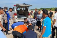 Proses evakuasi korban kecelakaan laut di Pulau Kepala Riau. Foto: dokumen polisi/istimewa