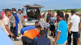 Proses evakuasi korban kecelakaan laut di Pulau Kepala Riau. Foto: dokumen polisi/istimewa
