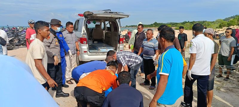 Proses evakuasi korban kecelakaan laut di Pulau Kepala Riau. Foto: dokumen polisi/istimewa