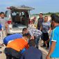 Proses evakuasi korban kecelakaan laut di Pulau Kepala Riau. Foto: dokumen polisi/istimewa
