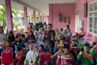Kejari Karimun Priyambudi bersama istri berfoto bersama anak-anak Disabilitas SLB Negeri Karimun. Foto: ricky/KepriHeadline.id