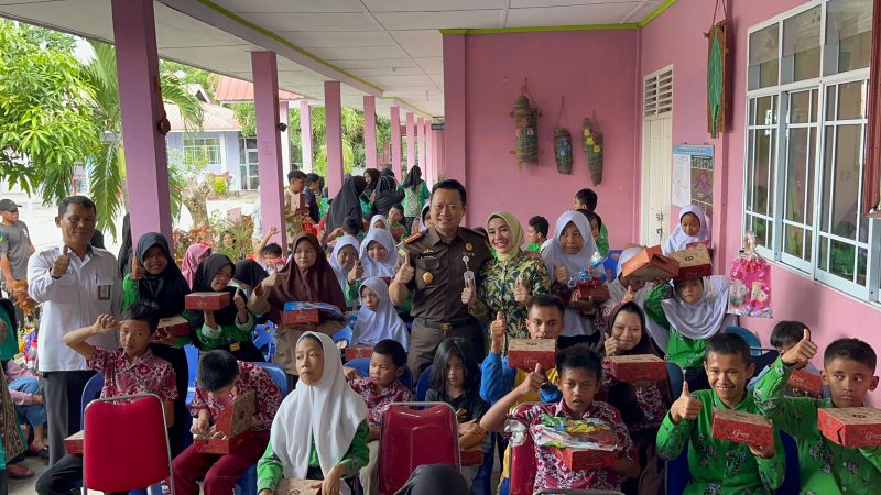Kejari Karimun Priyambudi bersama istri berfoto bersama anak-anak Disabilitas SLB Negeri Karimun. Foto: ricky/KepriHeadline.id