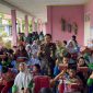 Kejari Karimun Priyambudi bersama istri berfoto bersama anak-anak Disabilitas SLB Negeri Karimun. Foto: ricky/KepriHeadline.id