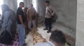 Polisi mengevakuasi jasad AM. Foto: Dokumen Polisi/Istimewa