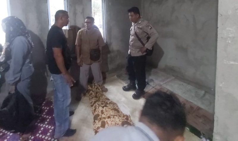 Polisi mengevakuasi jasad AM. Foto: Dokumen Polisi/Istimewa