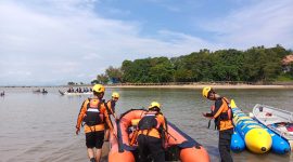 Tim SAR melakukan penyisiran di area hilangnya seorang pemancing yang terseret arus di Pantai Bahagia, Batam. Foto: dokumen SAR/Istimewa