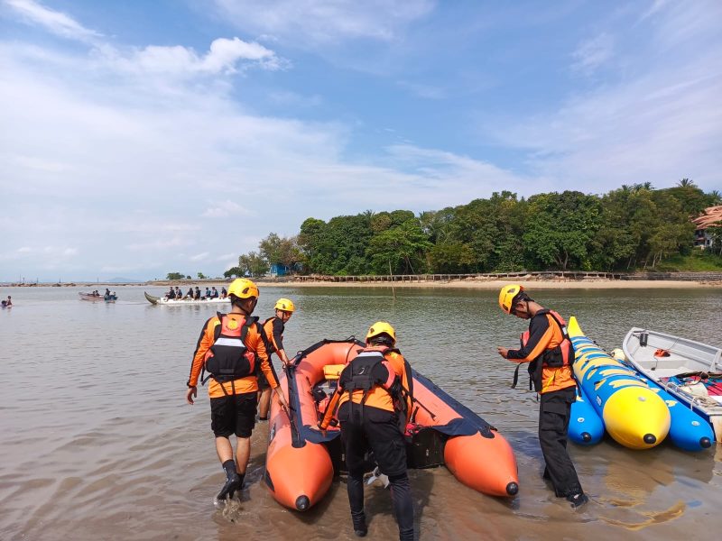Tim SAR melakukan penyisiran di area hilangnya seorang pemancing yang terseret arus di Pantai Bahagia, Batam. Foto: dokumen SAR/Istimewa