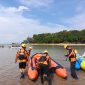 Tim SAR melakukan penyisiran di area hilangnya seorang pemancing yang terseret arus di Pantai Bahagia, Batam. Foto: dokumen SAR/Istimewa
