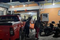 Tim Inafis Polres Karimun mengevakuasi jenazah korban WNA Malaysia yang ditemukan meninggal dunia di kamar hotel. Foto: Dokumen Polisi/Istimewa