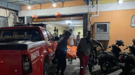 Tim Inafis Polres Karimun mengevakuasi jenazah korban WNA Malaysia yang ditemukan meninggal dunia di kamar hotel. Foto: Dokumen Polisi/Istimewa