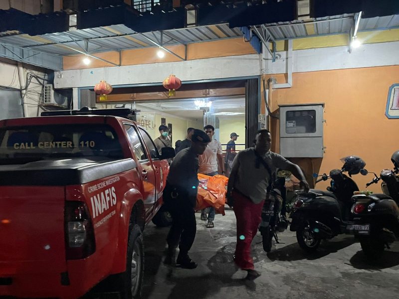 Tim Inafis Polres Karimun mengevakuasi jenazah korban WNA Malaysia yang ditemukan meninggal dunia di kamar hotel. Foto: Dokumen Polisi/Istimewa