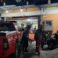 Tim Inafis Polres Karimun mengevakuasi jenazah korban WNA Malaysia yang ditemukan meninggal dunia di kamar hotel. Foto: Dokumen Polisi/Istimewa
