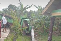 Penampakan truk tabrak tiang listrik di Kundur. Foto: Dokumen Polisi/istimewa