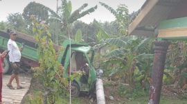Penampakan truk tabrak tiang listrik di Kundur. Foto: Dokumen Polisi/istimewa