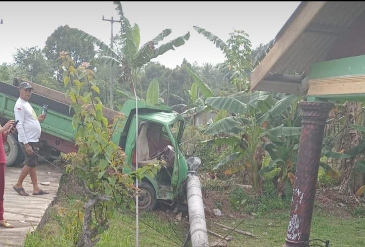 Penampakan truk tabrak tiang listrik di Kundur. Foto: Dokumen Polisi/istimewa