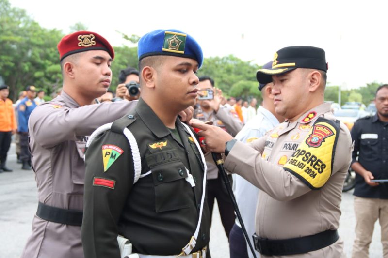 Kapolres Karimun AKBP Robby Topan Manusiwa menyematkan tanda operasi ke petugas. Foto: Humas Polres Karimun/Istimewa