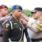 Kapolres Karimun AKBP Robby Topan Manusiwa menyematkan tanda operasi ke petugas. Foto: Humas Polres Karimun/Istimewa