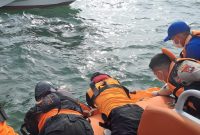 Tim SAR Gabungan berupaya mengevakuasi jasad Darwis. Foto: Dokumen Basarnas Tanjungpinang/Istimewa