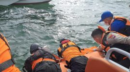 Tim SAR Gabungan berupaya mengevakuasi jasad Darwis. Foto: Dokumen Basarnas Tanjungpinang/Istimewa