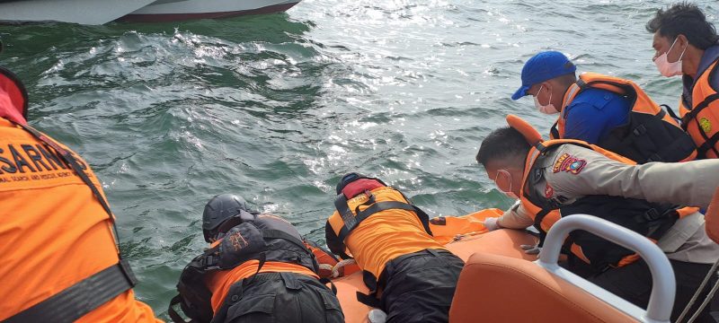 Tim SAR Gabungan berupaya mengevakuasi jasad Darwis. Foto: Dokumen Basarnas Tanjungpinang/Istimewa
