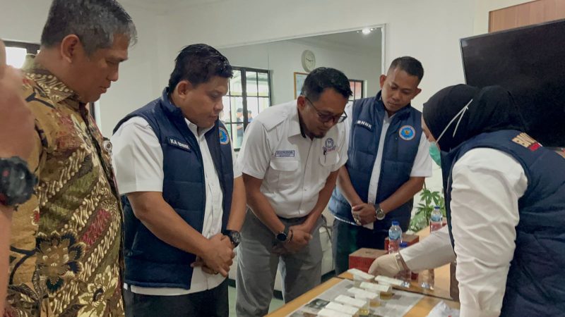 KSOP dan BNN Tes Urine Kru Kapal di Pelabuhan Domestik Karimun. Foto: istimewa