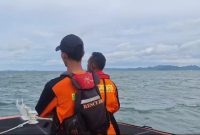 Tim Sar melakukan pencarian terhadap korban kecelakaan laut di Perairan Kepala Riau, Sugie Besar. Foto: Istimewa