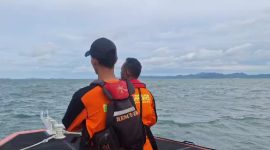 Tim Sar melakukan pencarian terhadap korban kecelakaan laut di Perairan Kepala Riau, Sugie Besar. Foto: Istimewa