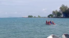 TIM Sar menyisir lokasi pencarian terhadap korban terseret arus di Pantai Bahagia, Batam. Foto: Video Basarnas/Istimewa