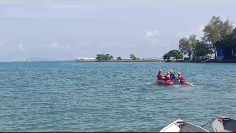 TIM Sar menyisir lokasi pencarian terhadap korban terseret arus di Pantai Bahagia, Batam. Foto: Video Basarnas/Istimewa