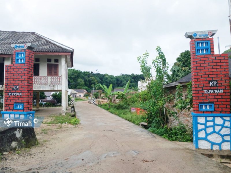 Dorong Peningkatan Ekonomi Warga dan Promosi Wisata, PT Timah Bangun Gapura Untuk Warga Tanjung Pakdan. Foto: Istimewa