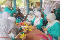 Peduli Lansia, PT Timah Serahkan Bantuan Seragam  Untuk Sekolah Lansia Berdaya Belo Laut. Foto: Humas PT Timah Tbk.