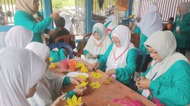 Peduli Lansia, PT Timah Serahkan Bantuan Seragam  Untuk Sekolah Lansia Berdaya Belo Laut. Foto: Humas PT Timah Tbk.