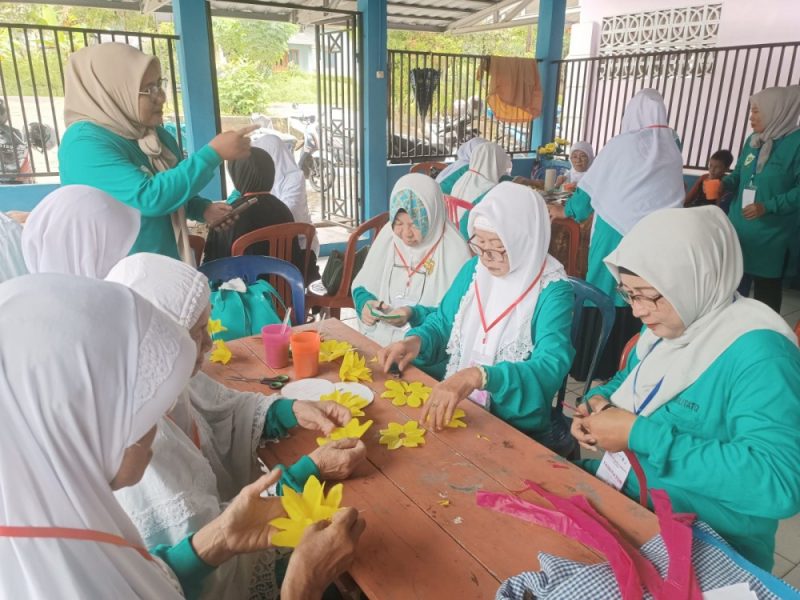 Peduli Lansia, PT Timah Serahkan Bantuan Seragam  Untuk Sekolah Lansia Berdaya Belo Laut. Foto: Humas PT Timah Tbk.