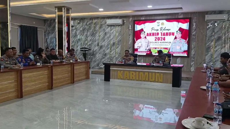 Kapolres Karimun AKBP Robby Topan Manusiwa memimpin Pers Konfence Capaian Kinerja 2024. Foto: Istimewa/kepriheadline.id